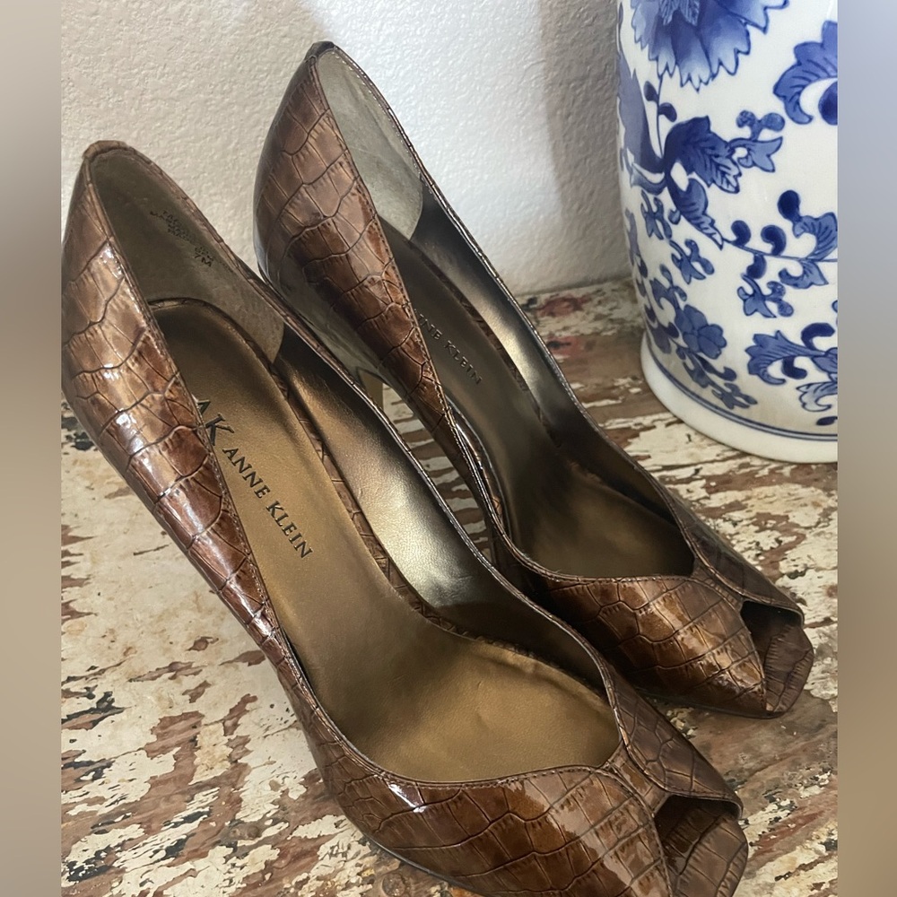 Anne Klein Croc-Embossed Brown Peep Toe Heels Like New